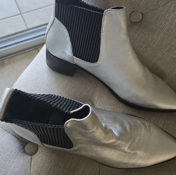 Dolce Vita Metallic Silver Ankle Booties. Pull-on, black elastic-side panel Sz:8 - Picture 3 of 4